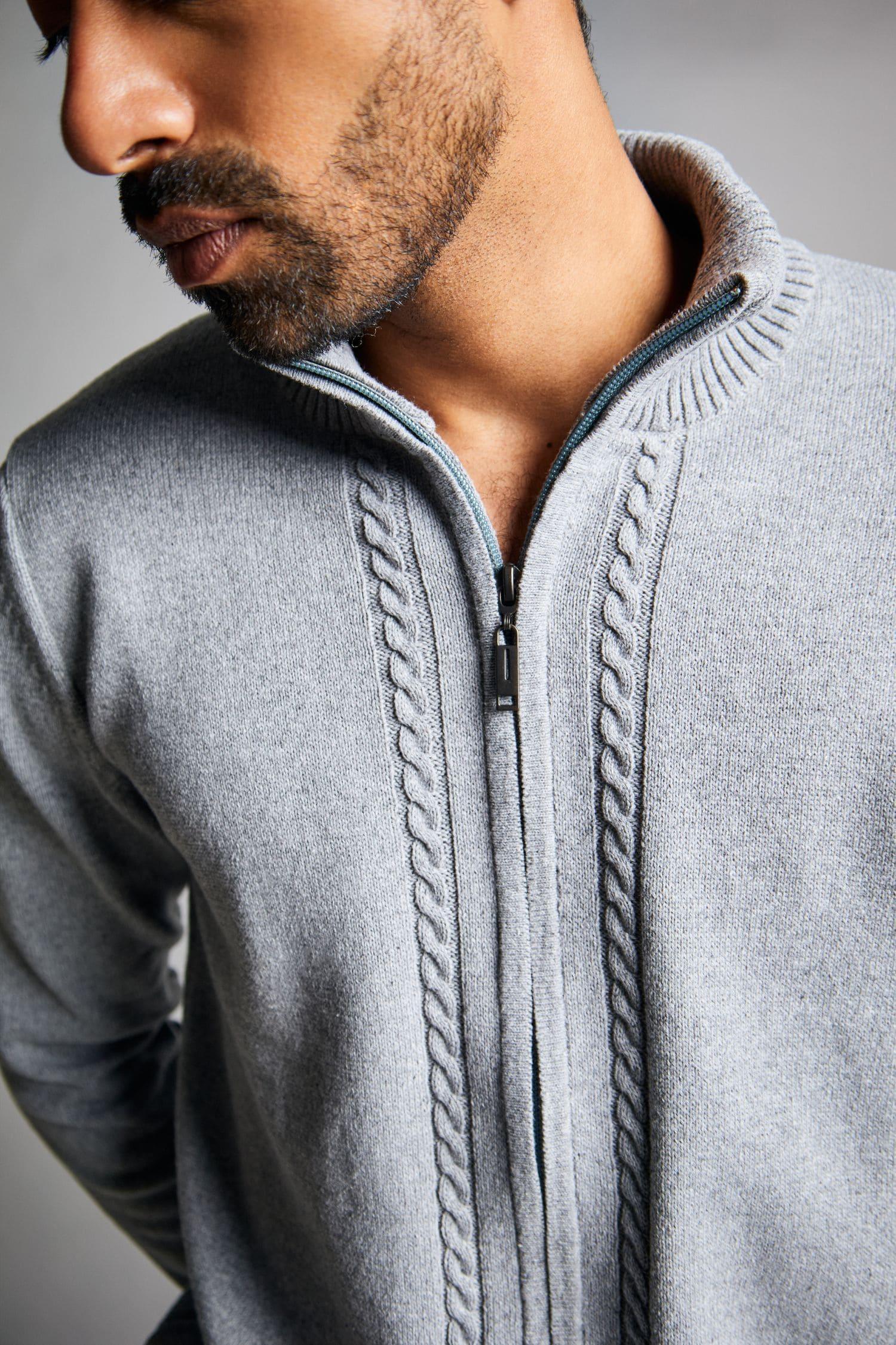 Suéter gris de punto para hombre con cremallera y diseño trenzado vertical